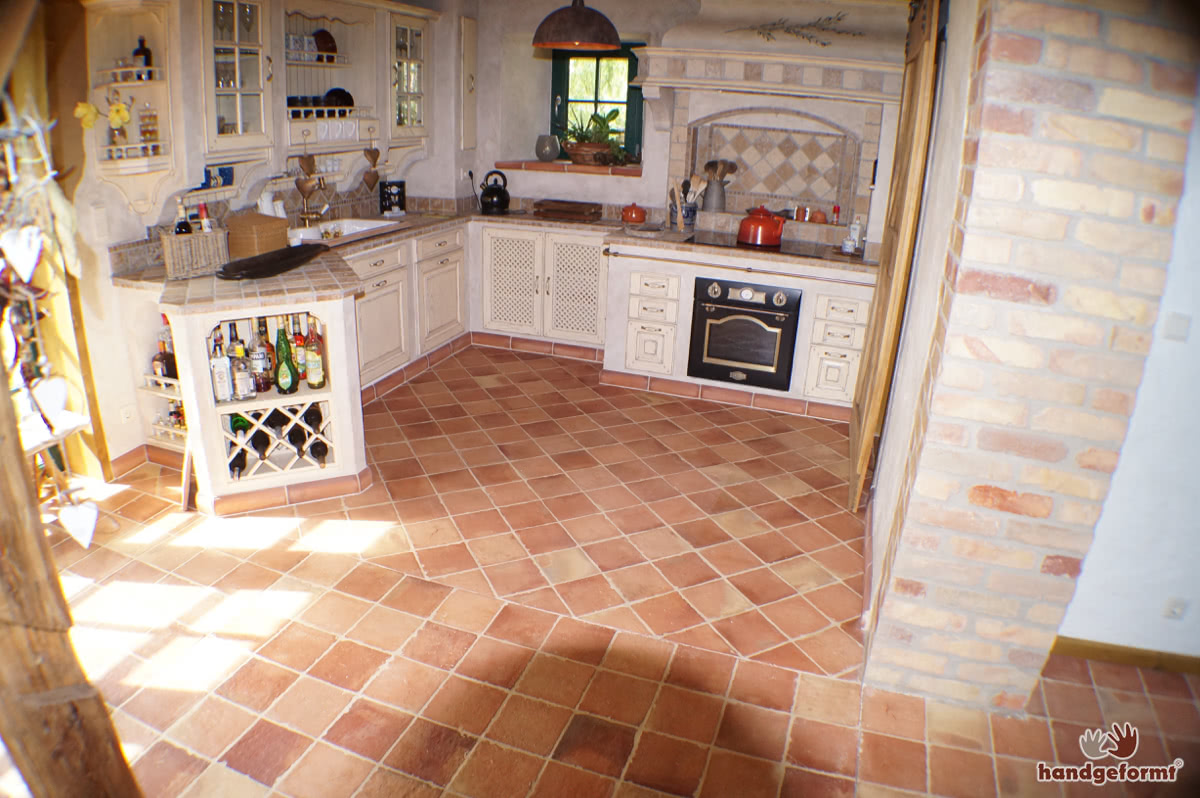 Kreativer Einsatz von Terracotta-Fliesen an Wand, Ofen und Dusche