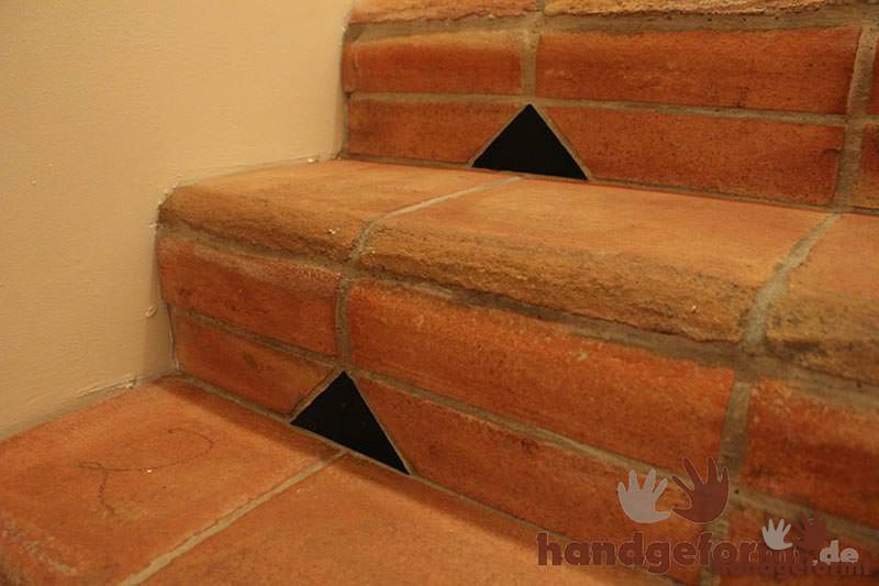 Detail der Treppe: hier wurden unsere Terracotta-Sockelfliesen vom Bauherren kreativ eingesetzt und kombiniert mit schwarzen Einlegern. Toll gemacht!