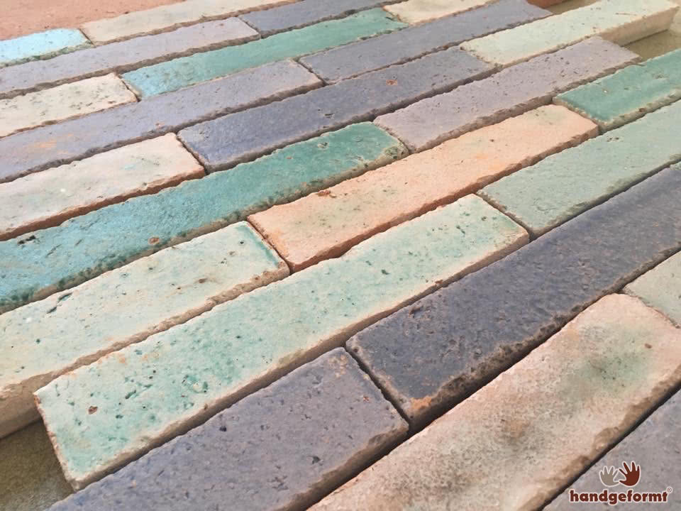 Riemchen aus Terracotta in Pastellfarben von handgeformt