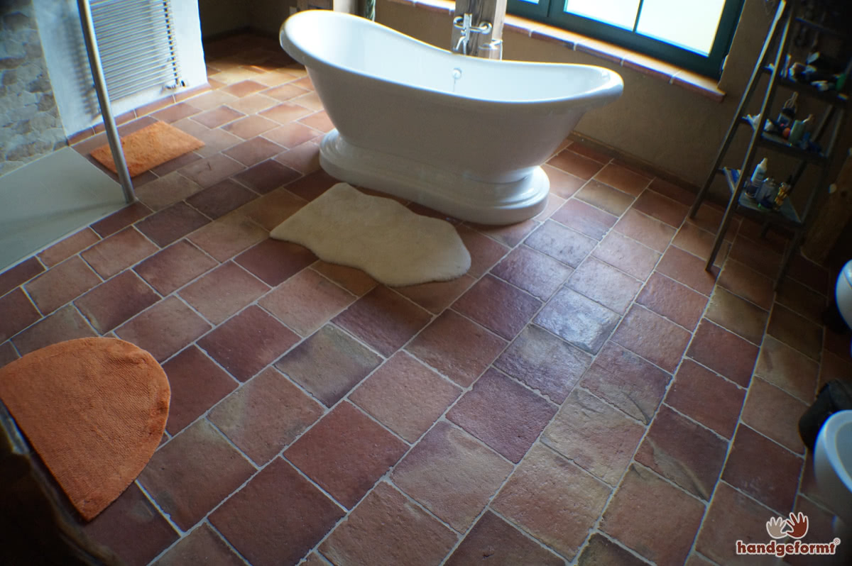 Terracotta-Fliesen mit heller Fuge geben ein stimmiges Bild. Ein perfekter Boden fürs Bad in Kombination mit einer Fußbodenheizung.