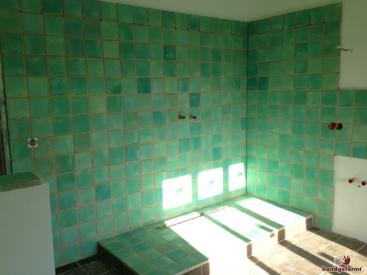 Hier wird das Duschen zu einem grünen Traum. Unsere matten Art Fortis Wandfliesen machen morgens garantiert munter!