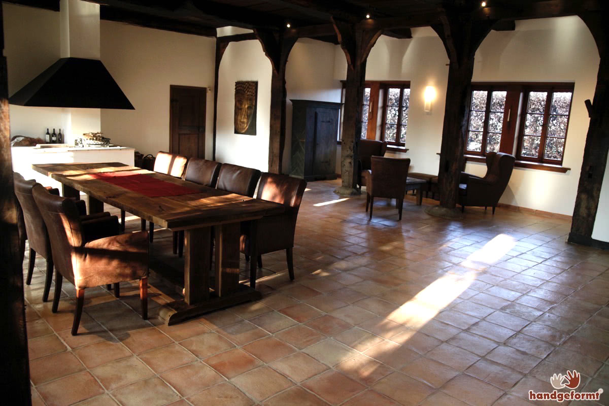Es ist ein eindrucksvoller Raum entstanden, stilecht eingerichtet und mit einem Boden wie zur Erbauungszeit des Hauses.