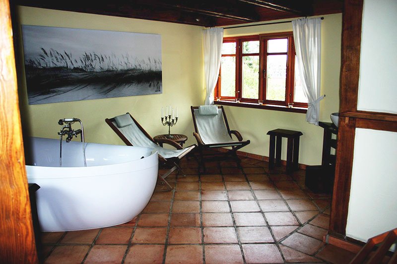 Spanische Fliesen im Format 30x30 im Bad einer Ferienwohnung.
