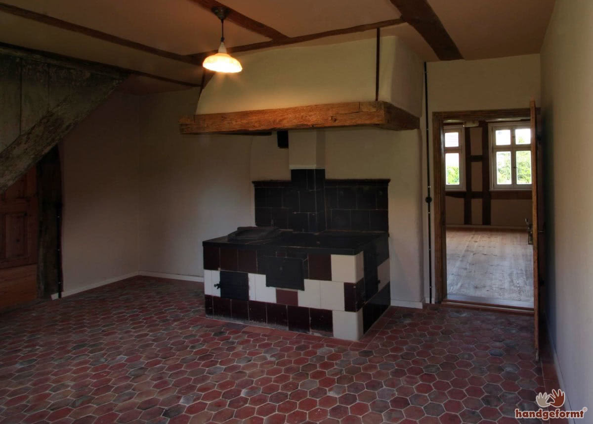 Historische Küche in einem alten Vierseitenhof. Der Boden wurde mit Art Rocky Feldbrandsteinen gestaltet. Bodenziegel