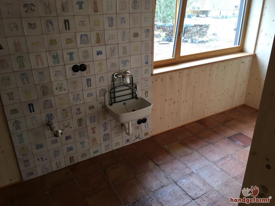 Wäschekammer mit handbemalten Motivfliesen