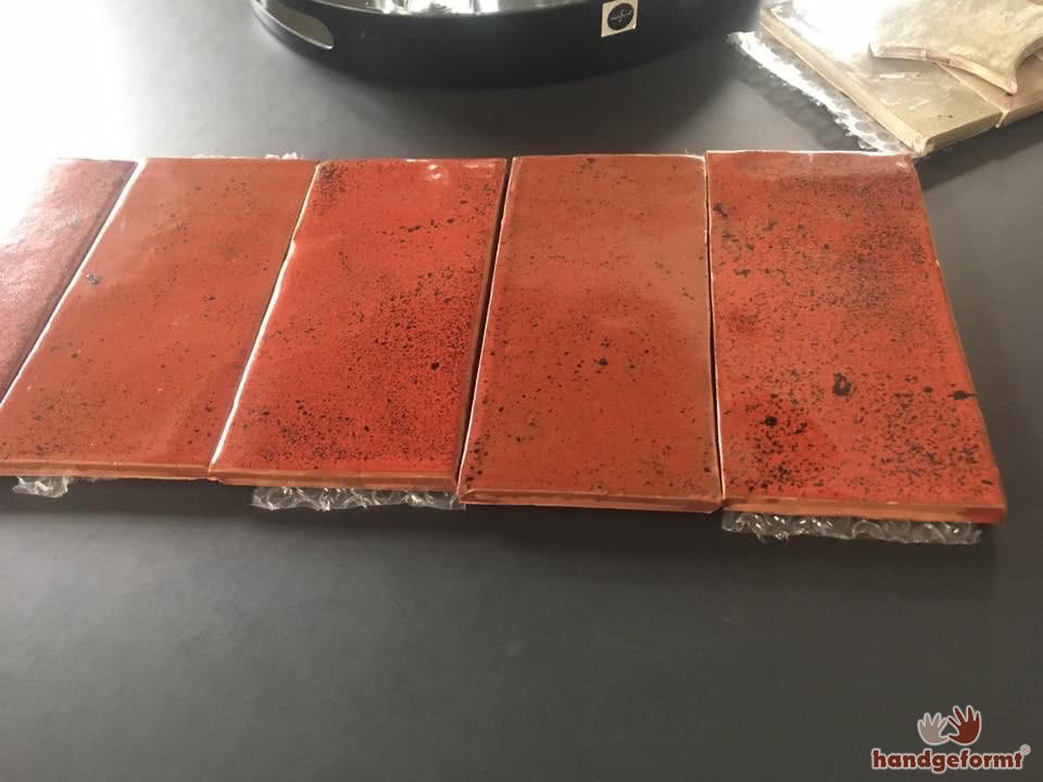 Tresenfliesen in Rot/Brauntönen. Die Textur in der Glasur entsteht beim Brennvorgang im Ofen in unserer Manufaktur.