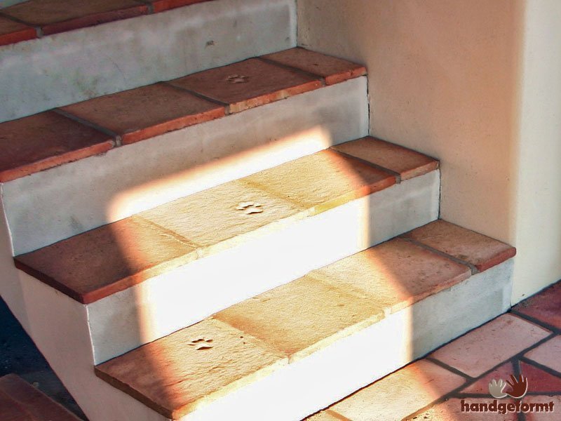 Landhaustreppe aus handgeformt Naturstein-Treppenstufen