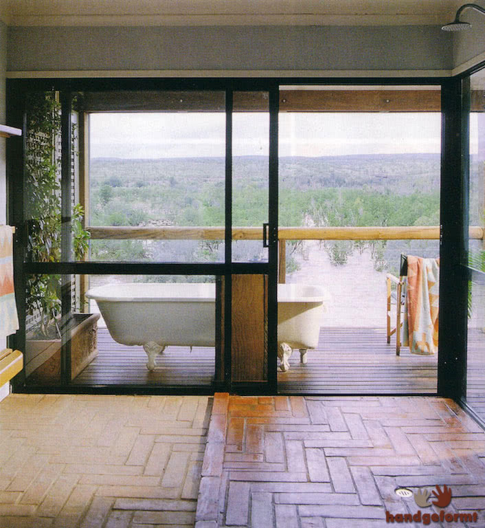 Modernes Bad mit Terracotta Bodenfliesen