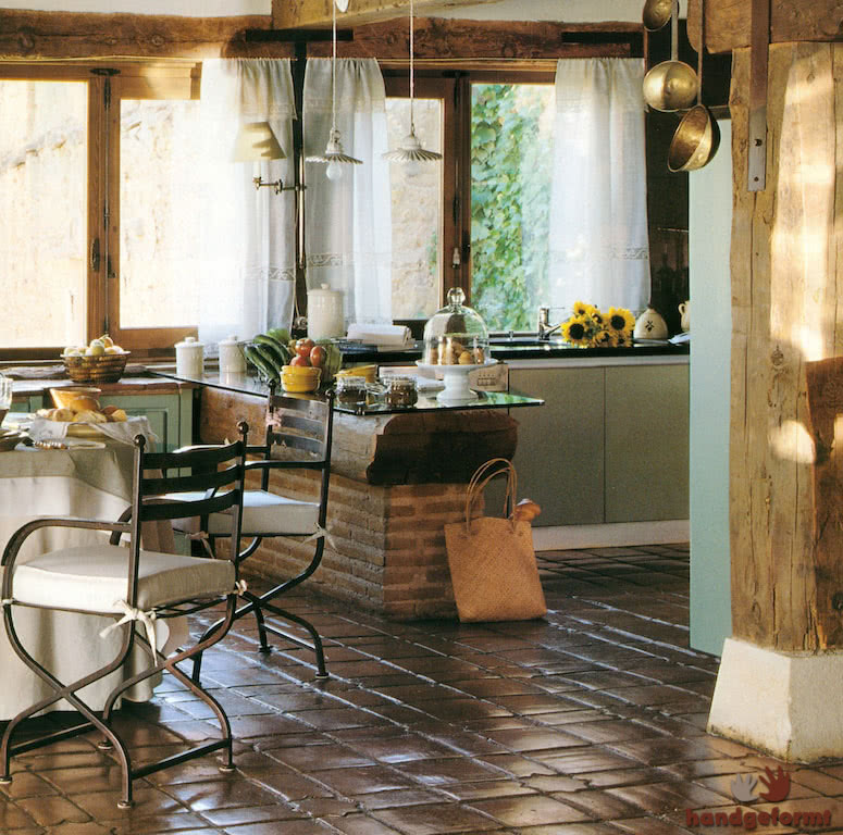 Dunkle Terracotta Fliesen in der rustikalen Landhausküche