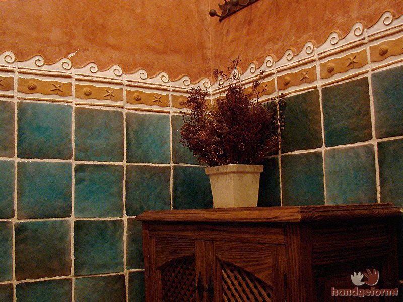Wellen-Relief-Bordüren im spanisch-mediterranen Badezimmer