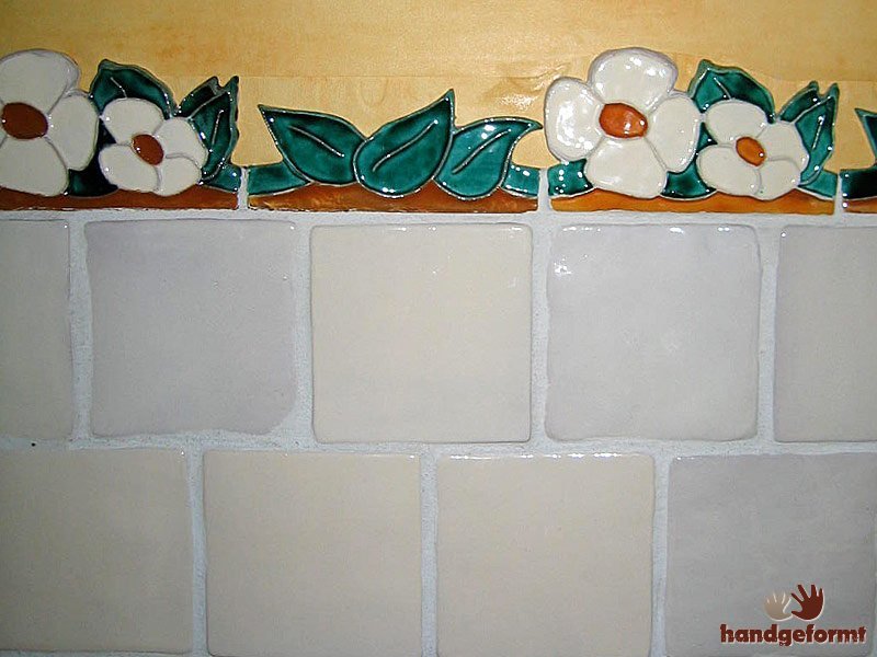 Florale Reliefbordüren mit Blumen