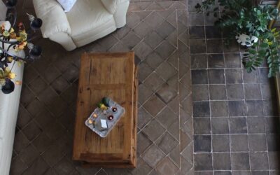 antike Bodenfliesen aus dunklem Terracotta