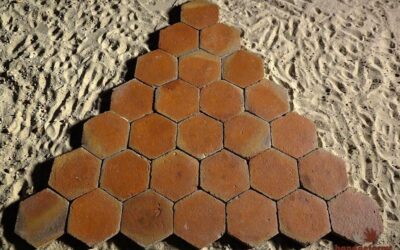 Sechseckfliesen in ziegelroter Sortierung.