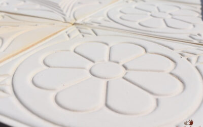 weiße Relieffliesen Dekorfliesen geprägt