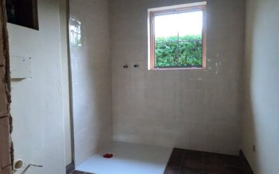 Dunkle Bodenfliesen im Badezimmer