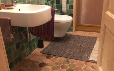 sechseckige Fliesen im Bad