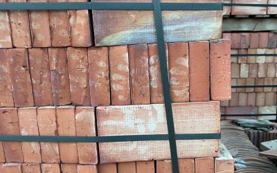 Stranggezogen: Fliesen, Platten, Ziegel aus feinstem Ton.