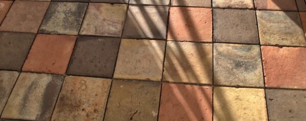 ručně tvarované terakotové dlaždice