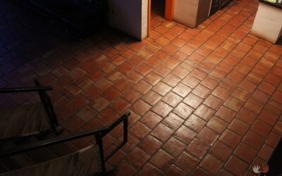 Tonfliesen im Drittelverband verlegt