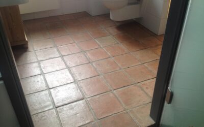 Tonfliesen im Badezimmer