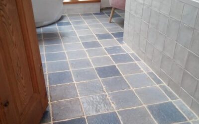 Weiße Wandfliesen und blaue Bodenfliesen