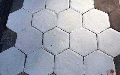 weiße Sechseckfliesen