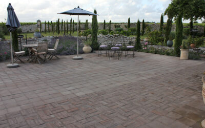 Kombination dunkler Bodenfliesen