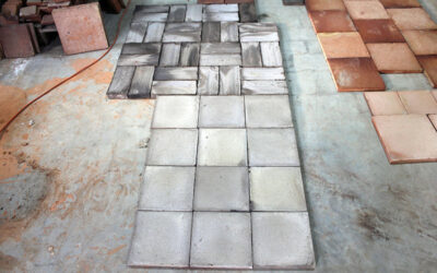 Fliesen mit unterschiedlichen Grautönen