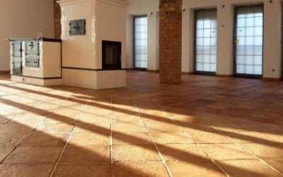 quadratische Bodenfliesen aus Terracotta