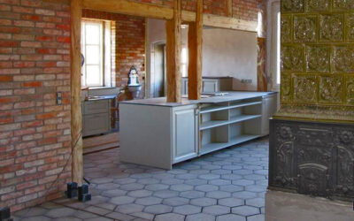 Dunkle sechseckige Fliesen in Küche