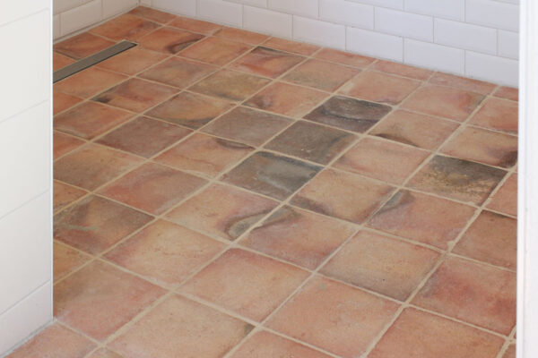 geflammte Fliesen in der Dusche Bad Fliesen, Terracotta Fliesen Naturstein