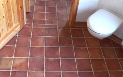 Lehmfliesen Toilette
