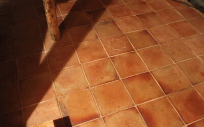 Bodenfliesen aus Terracotta, wellig und rot
