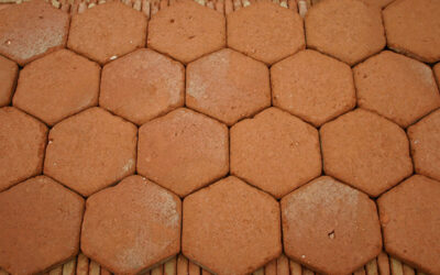 sechseckige Bodenfliesen in rustikaler Optik