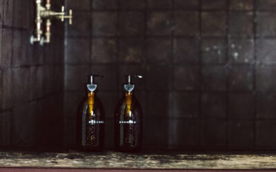 schwarze Fliesen im Bad