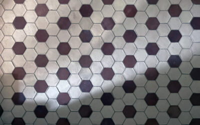 Weisse Sechseck-Fliesen Schachbrett