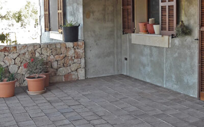 Terrasse dunkle Fliesen