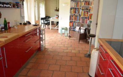 Helle Fliesen in Wohnzimmer und Küche