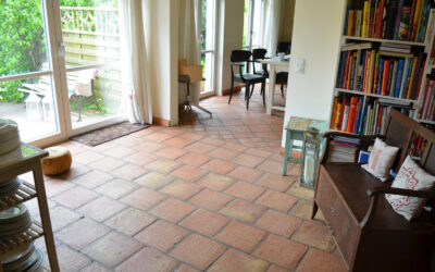 Helle Bodenfliesen im Wohnzimmer